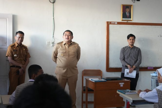 					Sidak SMP 53 Makassar, Wali Kota Geram Lihat Selokan dan Plafon Rusak