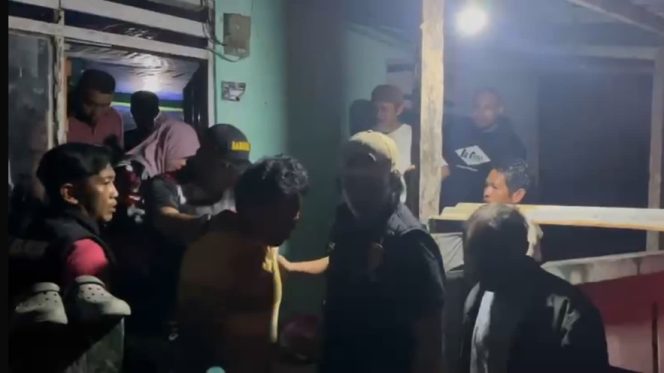 					Pasangan Diduga Selingkuh saat Diamankan Personel Polres Selayar. (Foto: Istimewa)