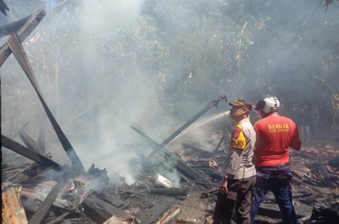					Kebakaran Hanguskan Rumah Panggung di Sinjai Timur, Pemilik Berada di Kebun