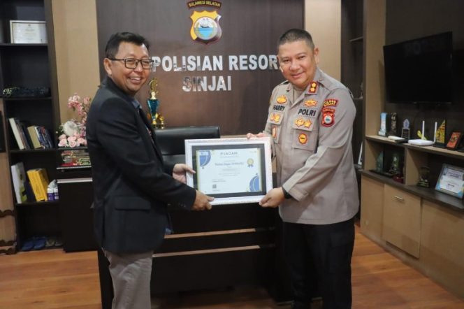 					Penghargaan diserahkan oleh Kepala KPPN Sinjai, Suhartono, dan diterima oleh Kapolres Sinjai, AKBP Harry Azhar. (Foto: Istimewa)