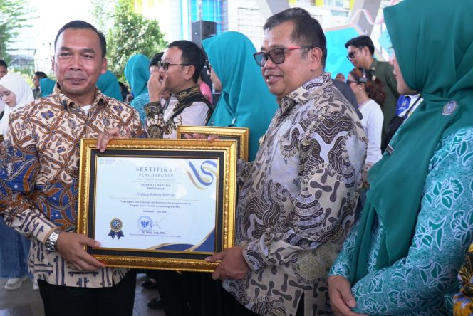 					Bupati Bersama Ketua TP. PKK Kab. Takalar Terima Penghargaan Atas Dukungan dan Komitmen Pengimplementasian Quick Wins Kemendukbangga/BKKBN