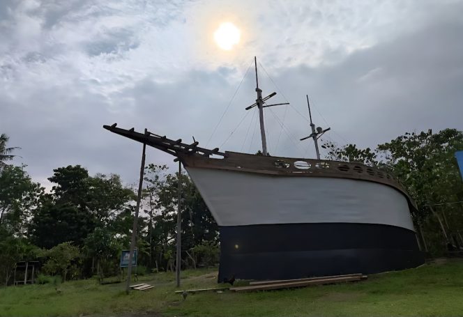 					Masjid Perahu Pinisi Kampus Putra Al-Mutahabbun, Bontobahari. (Foto: Istimewa)