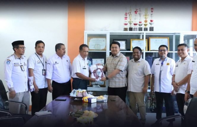 					DPRD Bulukumba Hadiri Penyerahan Seragam Sekolah untuk Siswa SD di Empat Kecamatan