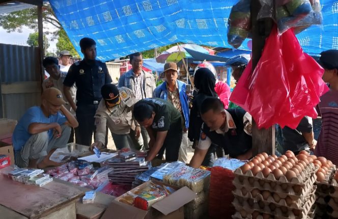 					Bea Cukai Makassar bersama Satpol PP Sinjai Saat Operasi Rokok Ilegal di Pasar Mannanti, Kecamatan Tellulimpoe. (Foto: Istimewa)