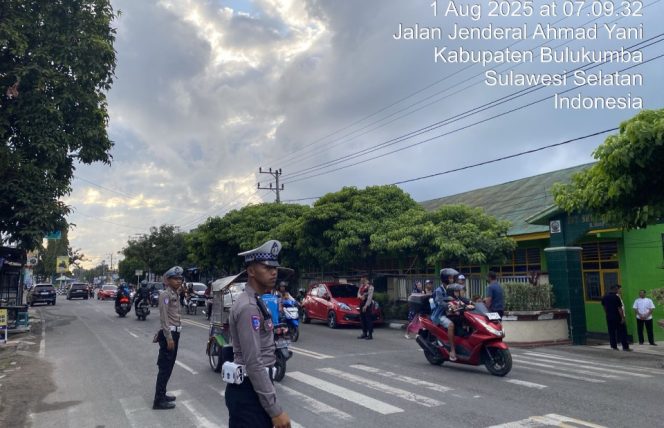 					Satlantas Polres Bulukumba Atur Lalu Lintas di Titik Padat saat Jam Sibuk