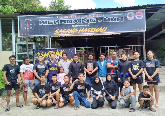 					Ketua ICBA MMA Soppeng Andi Eka Prasetya bersama jajaran pengurus, Official dan Atlet di Sekretariat ICBA MMA Soppeng (dok)