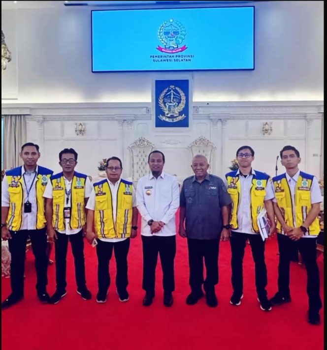 					Gubernur Sulsel Andi Sudirman Sulaiman didampingi Kepala Dispora Sulsel Suherman saat menyerahkan dokumen RKA dan Andalalin Stadion Sudiang ke Satker Kementerian PU di Rujab Gubernur (dok)