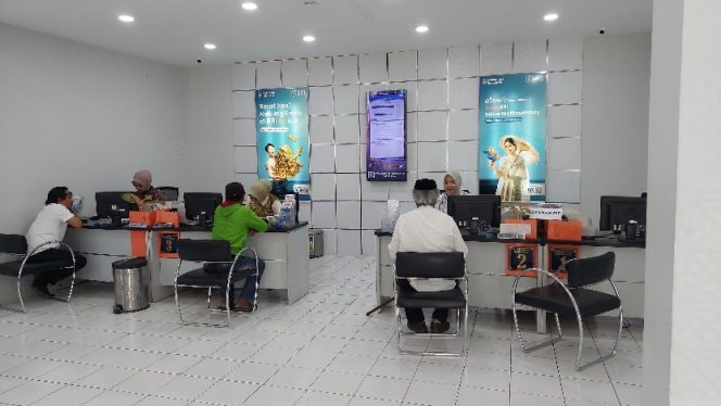 					Nasabah Sedang Melakukan Transaksi di Teller dan Konsultasi di CS BRI Sinjai. (Foto: Istimewa)
