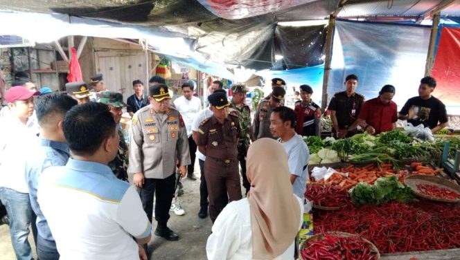 					Kapolres Sinjai dan Forkopimda Sidak Pasar, Pastikan Harga Bahan Pokok Stabil