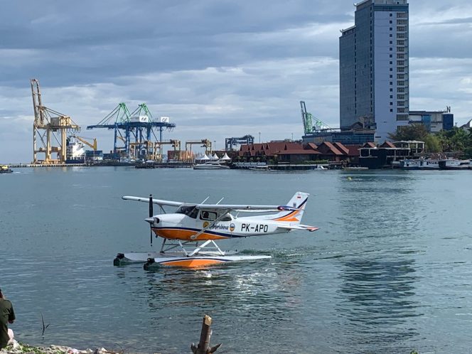 					Uji Coba Pesawat Amfibi Seaplane di Perairan Center Poin of Indonesia (CPI) Makassar (dok.)