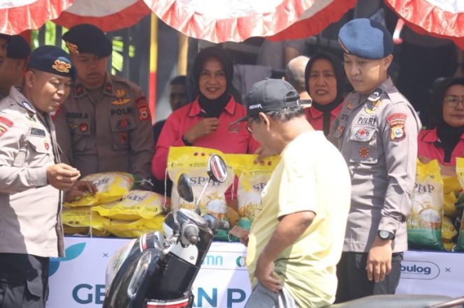 					Beras Murah Ludes dalam Sejam, Sat Brimob Polda Sulsel-Bulog Gelar Operasi Pangan Murah