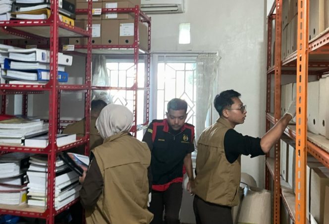 					Tim Kejari Sinjai saat Melakukan Penggeledahan. (Foto: Istimewa)