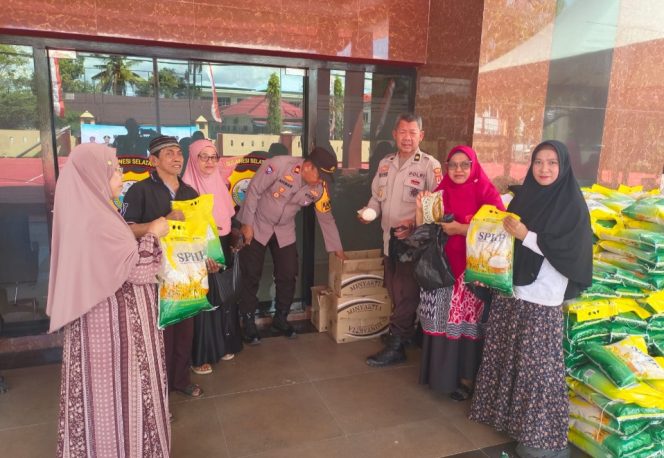 					Ribuan Kilogram Beras Murah Diserbu Warga di Mapolres Sinjai