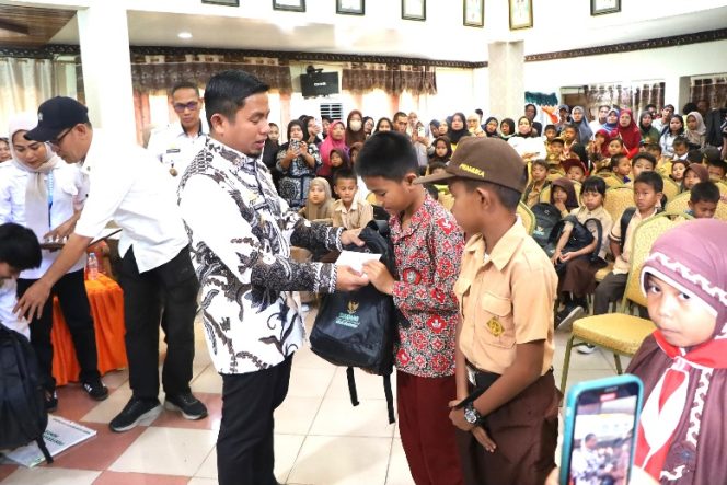 					Tasming Hamid, Serahkan Bantuan Secara Simbolik kepada Perwakilan Pelajar. (Foto: Istimewa)