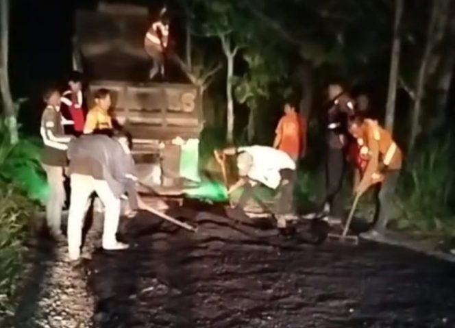 					Proses Pengaspalan Jalan Penghubung Sinjai Selatan - Sinjai Borong. (Foto: Istimewa)