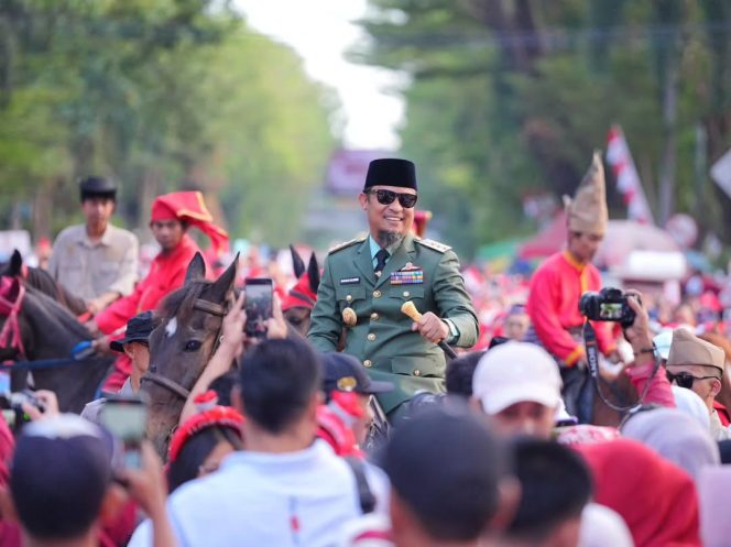 					Andi Sudirman Cosplay Ala Bung Karno di Jalan Sehat dan Kirab Kemerdekaan
