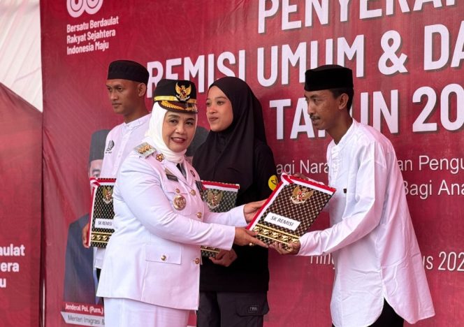 					Bupati Ratnawati Arif Serahkan SK Remisi kepada Warga Binaan Rutan Sinjai. (Foto: Istimewa)