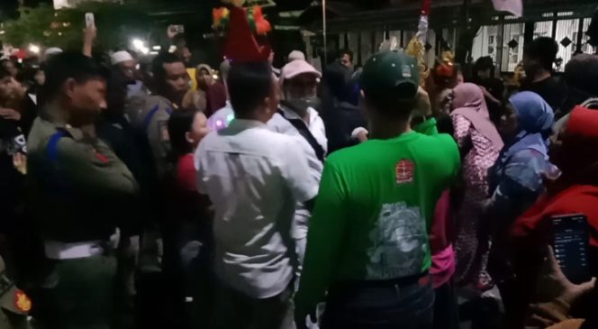 					Tangkapan Layar Video Viral Pembubaran Barisan Waria di Parepare. (Foto: Tangkapan Layar Video)