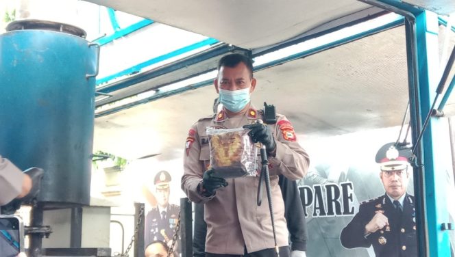 					Kapolres Parepare, AKBP Indra Waspada Yuda Memperlihatkan Barang Bukti Sabu yang Akan Dimusnahkan. (Foto: Berita.News/ Wahyu)