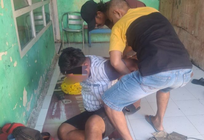 					Terduga Pelaku Tim Resmob Polres Bulukumba saat Dibekuk Diperesembunyiannya. (Foto: Istimewa)