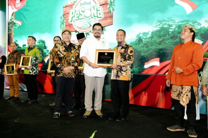 					Gubernur Sulsel Andi Sudirman Sulaiman saat menerima penghargaan di ajang Festival Perhutanan Nusantara 2025 di Jakarta (dok)