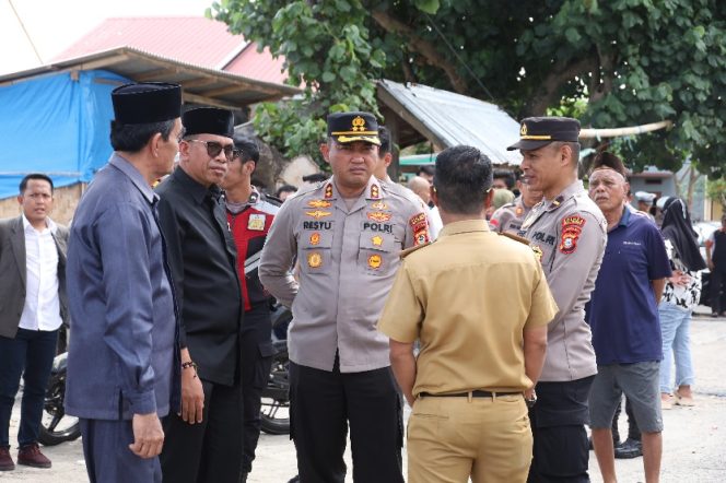 					Kapolres Bulukumba Bersama Kapolsek dan Anggota DPRD Turun Langsung Menenangkan Situasi. (Foto: Istimewa)