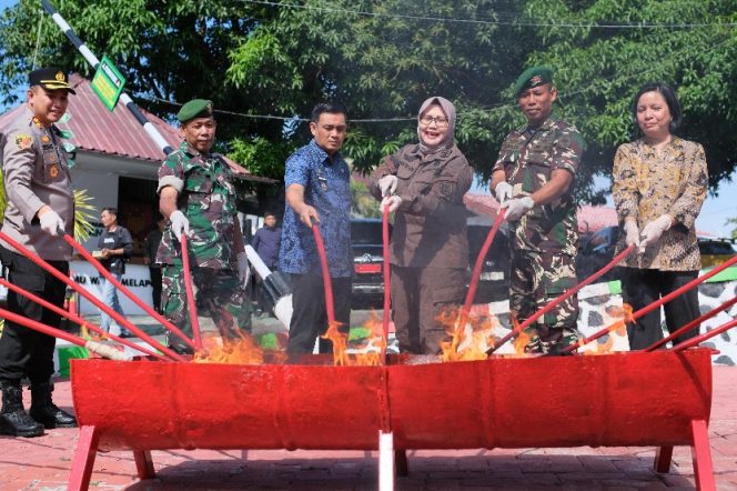 					Tegakkan Hukum, Kejari Parepare Musnahkan Ratusan Barang Bukti Kasus Narkotika dan Kriminal