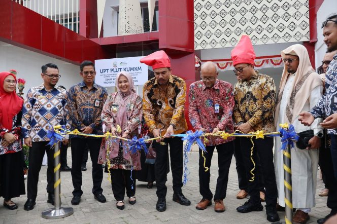 					Peresmian UPT PLUT Dinas Koperasi dan UKM oleh Menteri UMKM RI Maman Abdurrahman didampingi Wagub Sulsel Fatmawati Rusdi, Plt Kepala Dinas Koperasi dan UKM Andi Eka Prasetya (dok.)