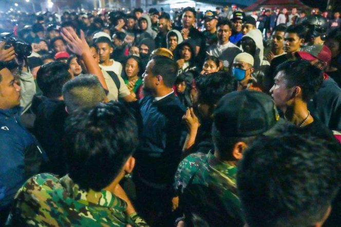 					Gubernur Sulsel Andi Sudirman Sulaiman saat turun menemui Massa Aksi, mengimbau masyarakat tetap tenang  (dok.)