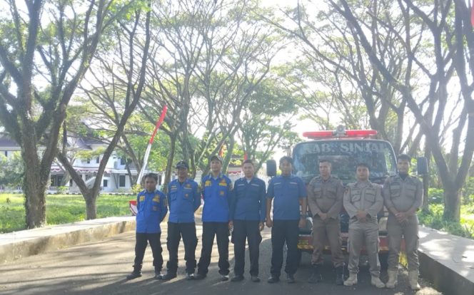 					Personel Satpol PP dan Damkar Siaga di Kantor DPRD Sinjai. (Foto: Istimewa)