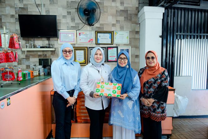 					Wagub Sulsel saat menyambangi usaha donat yang dikelola oleh Hj. Ramlah, seorang perempuan tuna rungu yang juga menjabat sebagai Pembina DPD Gerakan Kesejahteraan Tunarungu Indonesia (GERKATIN) Sulsel (dok)