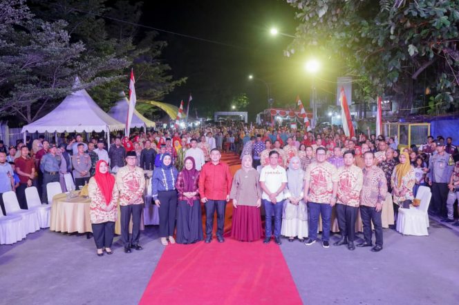 					Wali Kota dan Wakil Walikota Makassar hadiri Pesta Rakyat HUT RI ke 80 di Kelurahan Mariso Kota Makassar (Dok)