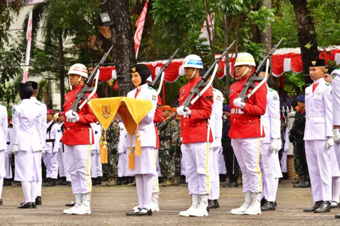 					Pasukan Pengibar Bendera Pusaka (Paskibraka) tingkat Provinsi Sulawesi Selatan di Rujab Gubernur (Dok)