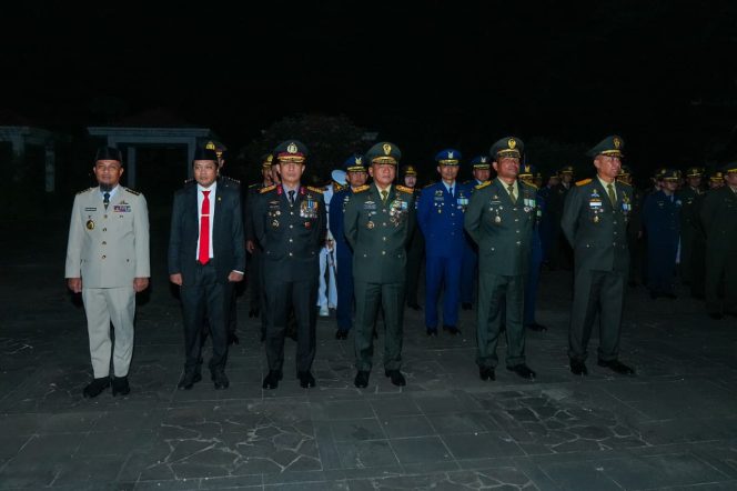 					Gubernur Andi Sudirman Sulaiman saat mengikuti Renungan Suci jelang HUT RI ke 80 di TMP Panaikang Makassar (dok)