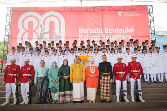 					Wali Kota dan Wakil Wali Kota Makassar berpakaian adat saat upacara penurunan bendera merah putih HUT RI ke 80 di Lapangan Karebosi (dok)