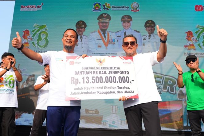 					Andi Sudirman Serahkan bantuan keuangan daerah kepada Pemda Jeneponto (dok)