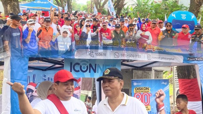 					PLN Icon Plus saat acara jalan sehat dan senam bersama warga. (INT)