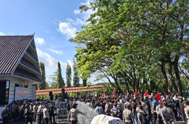 					Massa Aksi Memadati Halaman Kantor DPRD Sinjai. (Foto: Berita.News/ Syarif)