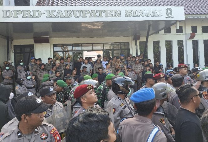 					Wabup Sinjai, Andi Mahyanto Menemui Massa Aksi Dari Aliansi Mahasiswa dan Masyarakat Sinjai. (Foto: Berita.News/ Syarif)