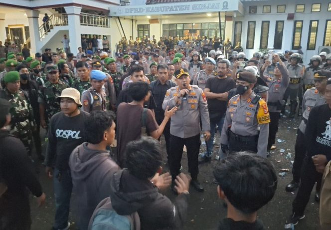 					Kapolres Sinjai, AKBP Harry Azhar Saat Menginstruksikan Anggotanya untuk Mundur. (Foto: Berita.News/ Syarif)