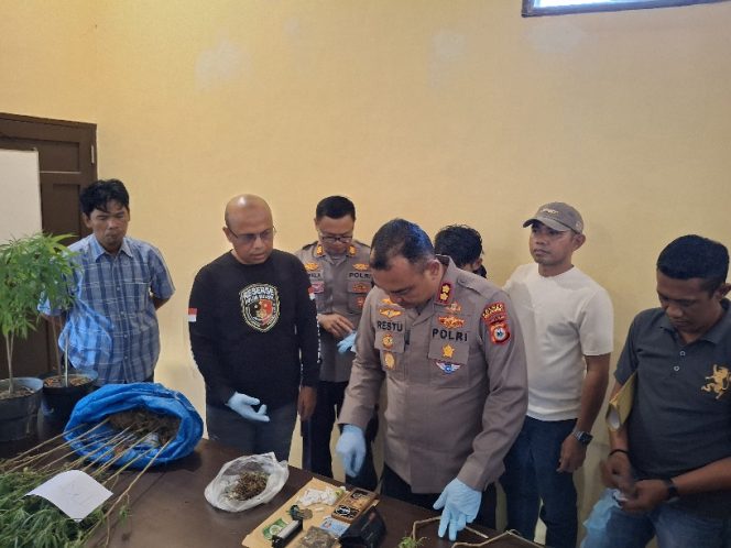 					Kapolres Bulukumba AKBP Restu Wijayanto Memeriksa Semua Barang Bukti yang Disita Polisi. (Foto: Berita.News/ Syarif)