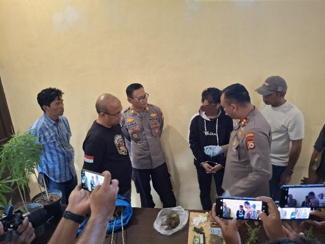 					Kapolres Bulukumba, AKBP Restu Wijayanto saat Interogasi Terduga Pelaku. (Foto: Berita.News/ Syarif)