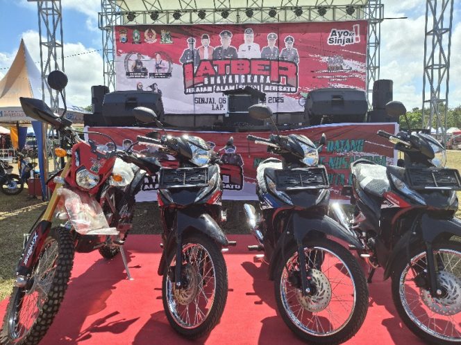 					Hadiah Utama Latber Motor Trail Jelajah Alah Sinjai Bersatu. (Foto: Berita.News/ Syarif)
