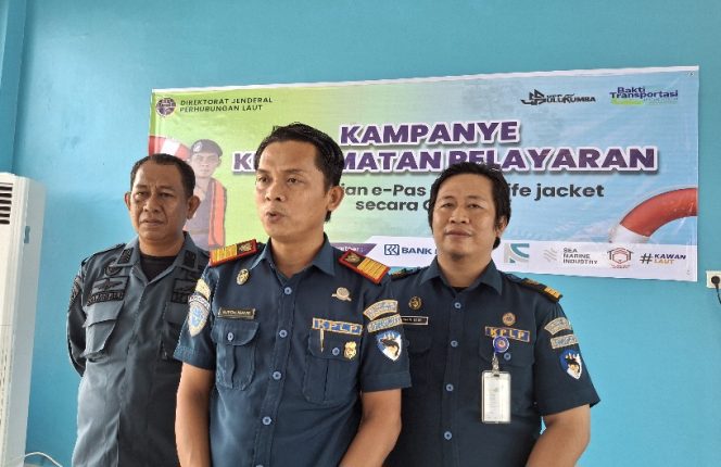 					KSOP Bulukumba Bagikan e-Pas Kecil dan Life Jacket Gratis ke Nelayan