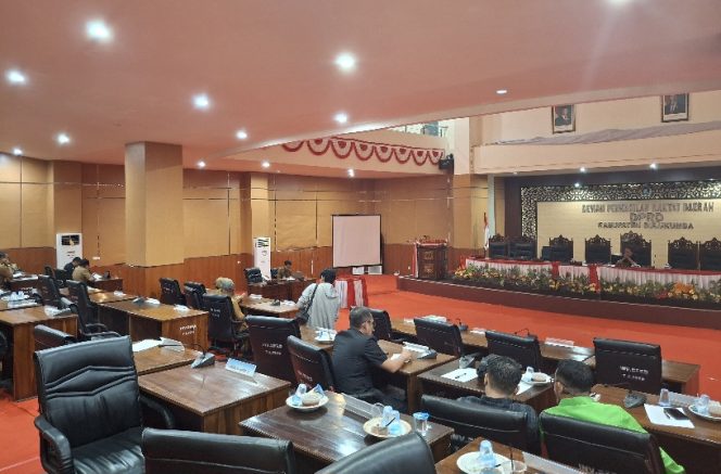 					Suasana RDP Terkait Mutasi Guru di Ruang Paripurna DPRD Bulukumba. (Foto: Berita.News/ Syarif)