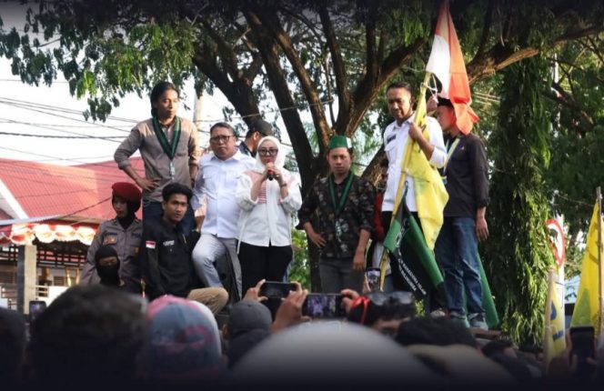 					Pimpinan DPRD Bulukumba Saat Menemui Massa Aksi. (Foto: Istimewa)