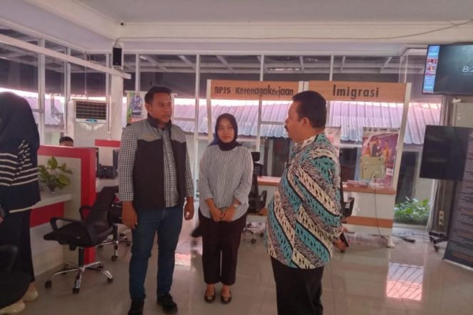 					Kepala Disdukcapil Bantaeng, Ali Imran Menyambut Kedatangan Tim Imigrasi Parepare. (Foto: Istimewa)