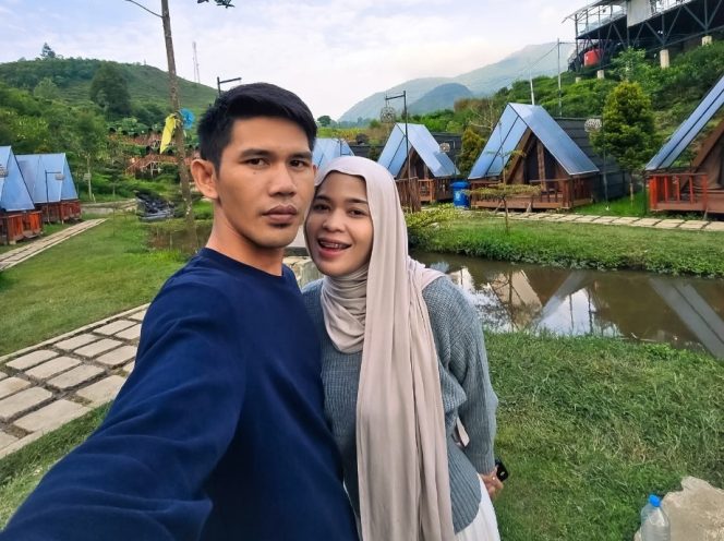 					Yeni Wiji Astuti Bersama Suaminya, Aman Lasmana. (Foto: FB Yeni)