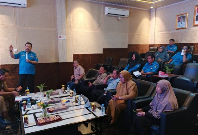 					Kepala Disdukcapil Bantaeng, Ali Imran Saat Memaparkan Materi dan Capaian Kinerja. (Foto: Istimewa)