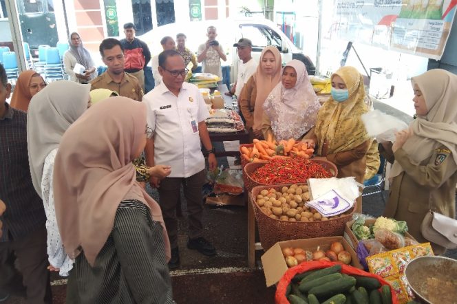 					Kejari Sinjai Gelar Gerakan Pangan Murah Tekan Inflasi, Warga Antusias Memborong